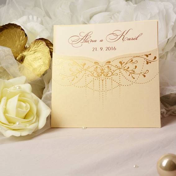 Svatební oznámení ve vanilkové metalické kapse se zlatou ražbou SK338