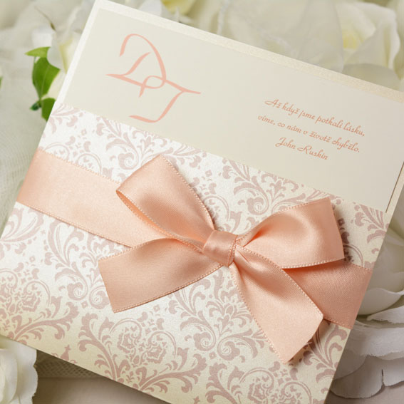  Svatební luxusní oznámení s meruňkovou mašlí a ornamentem